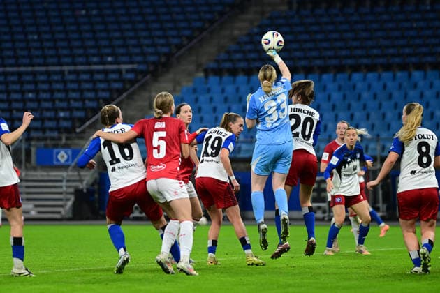 Fußball I Frauen I Saison 2025-2026 I Bundesliga I 12. Spieltag I Hamburger SV - 1. FC Köln I 08.12.2025 Faustball Larissa Haidner (33, Hamburger SV) Hamburg Volkspark, Volksparkstadion, Stadion, Volkspark-Stadion Hamburg Deutschland Copyright: xLobeca FelixxSchlikisx