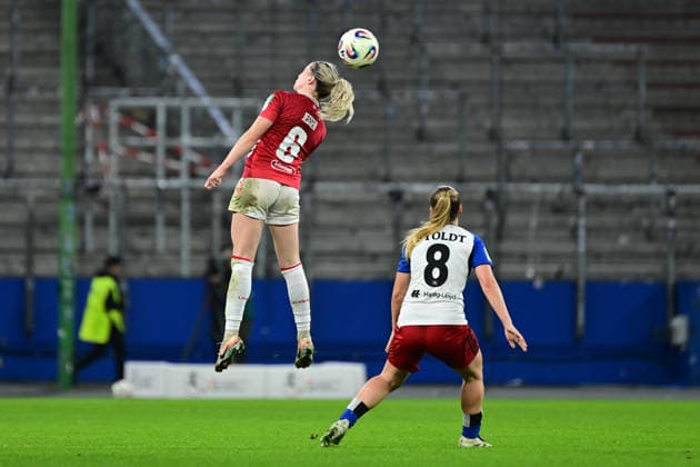 Fußball I Frauen I Saison 2025-2026 I Bundesliga I 12. Spieltag I Hamburger SV - 1. FC Köln I 08.12.2025 Sandra Maria Jessen (6, 1. FC Köln) Svea Stoldt (8, Hamburger SV) Hamburg Volkspark, Volksparkstadion, Stadion, Volkspark-Stadion Hamburg Deutschland Copyright: xLobeca FelixxSchlikisx
