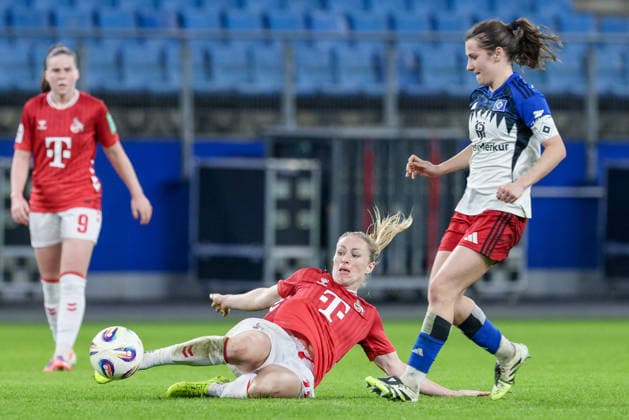 v.li.: Pauline Bremer (1. FC Köln, 11) und Pauline Machtens (Hamburger SV, 28) im Zweikampf, Duell, Dynamik, Aktion, Action, Spielszene, DIE DFB-RICHTLINIEN UNTERSAGEN JEGLICHE NUTZUNG VON FOTOS ALS SEQUENZBILDER UND ODER VIDEOÄHNLICHE FOTOSTRECKEN. DFB REGULATIONS PROHIBIT ANY USE OF PHOTOGRAPHS AS IMAGE SEQUENCES AND OR QUASI-VIDEO., 08.12.2025, Hamburg (Deutschland), Fussball, Google Pixel Frauen-Bundesliga, Hamburger SV - 1. FC Köln