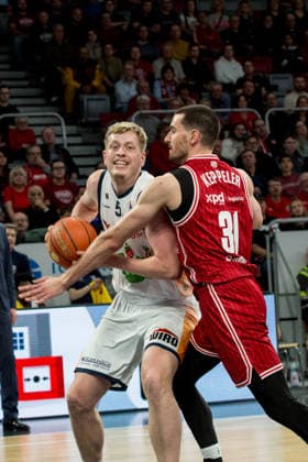 Bamberg, Deutschland 08. Dezember 2025: 1.BBL - 2025 2026 - BMA365 Bamberg Baskets vs. Rostock Seawolves Im Bild: Lukasz Kolenda (Rostock) gegen Daniel Keppeler (Bamberg) Brose Arena Bayern Copyright: xFotostandx xSchmittx