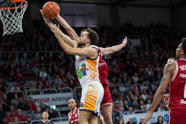 Bamberg, Deutschland 08. Dezember 2025: 1.BBL - 2025 2026 - BMA365 Bamberg Baskets vs. Rostock Seawolves Im Bild: Elias Baggette (Rostock) zieht zum Korb Brose Arena Bayern Copyright: xFotostandx xSchmittx