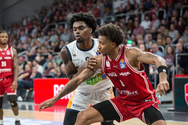 Bamberg, Deutschland 08. Dezember 2025: 1.BBL - 2025 2026 - BMA365 Bamberg Baskets vs. Rostock Seawolves Im Bild: Kassim Nicholson (Rostock) gegen Demarcus Demonia (Bamberg) Brose Arena Bayern Copyright: xFotostandx xSchmittx