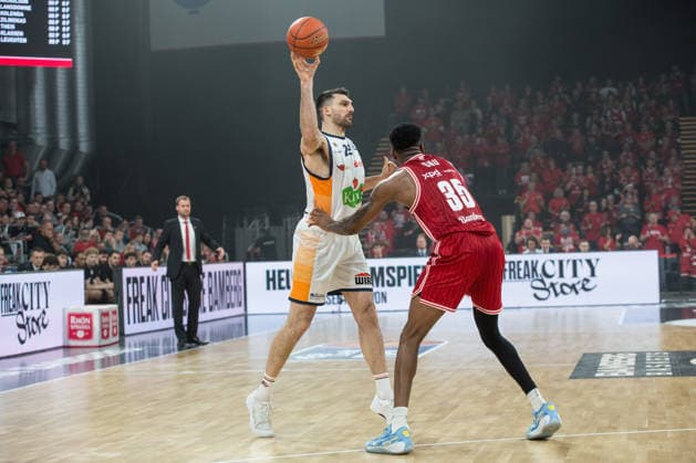 Bamberg, Deutschland 08. Dezember 2025: 1.BBL - 2025 2026 - BMA365 Bamberg Baskets vs. Rostock Seawolves Im Bild: Owen Klassen (Rostock) gegen Ejiofor Onu (Bamberg) Brose Arena Bayern Copyright: xFotostandx xSchmittx