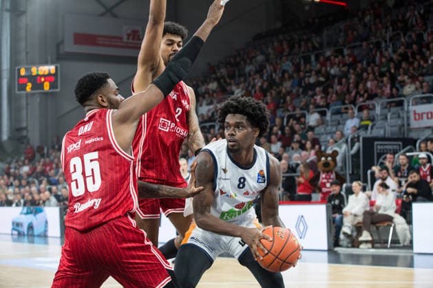 Bamberg, Deutschland 08. Dezember 2025: 1.BBL - 2025 2026 - BMA365 Bamberg Baskets vs. Rostock Seawolves Im Bild: v li. Ejiofor Onu (Bamberg), Ibi Watson (Bamberg) und Kassim Nicholson (Rostock) Brose Arena Bayern Copyright: xFotostandx xSchmittx