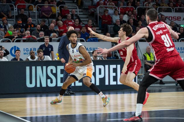 Bamberg, Deutschland 08. Dezember 2025: 1.BBL - 2025 2026 - BMA365 Bamberg Baskets vs. Rostock Seawolves Im Bild: D Shwan Schwartz (Rostock) gegen Adrian Petkovic (Bamberg) Brose Arena Bayern Copyright: xFotostandx xSchmittx