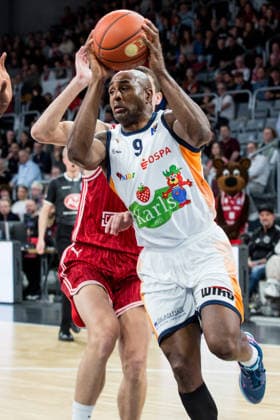 Bamberg, Deutschland 08. Dezember 2025: 1.BBL - 2025 2026 - BMA365 Bamberg Baskets vs. Rostock Seawolves Im Bild: DeAndre Lansdowne (Rostock) zieht durch die Bamberger Abwehr Brose Arena Bayern Copyright: xFotostandx xSchmittx
