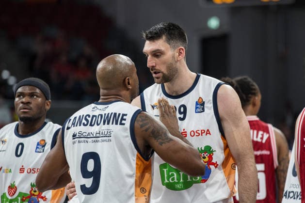 Bamberg, Deutschland 08. Dezember 2025: 1.BBL - 2025 2026 - BMA365 Bamberg Baskets vs. Rostock Seawolves Im Bild: v li. im Gespräch DeAndre Lansdowne (Rostock) und Owen Klassen (Rostock) Brose Arena Bayern Copyright: xFotostandx xSchmittx