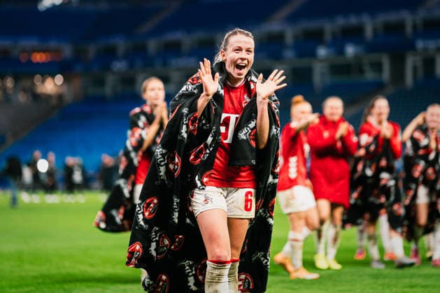 Google Pixel Frauen-Bundesliga: Hamburger SV vs. 1. FC Köln, 08.12.2025 Sandra Maria Jessen (1. FC Köln, 6) glücklich nach dem Spiel ;Fußball, Google Pixel Frauen-Bundesliga, 12. Spieltag: Hamburger SV vs. 1. FC Köln am 08.12.2025 im Volksparkstadion, Hamburg DFB REGULATIONS PROHIBIT ANY USE OF PHOTOGRAPHS AS IMAGE SEQUENCES AND OR QUASI-VIDEO. Copyright: xBEAUTIFULxSPORTS Tonhäuserx