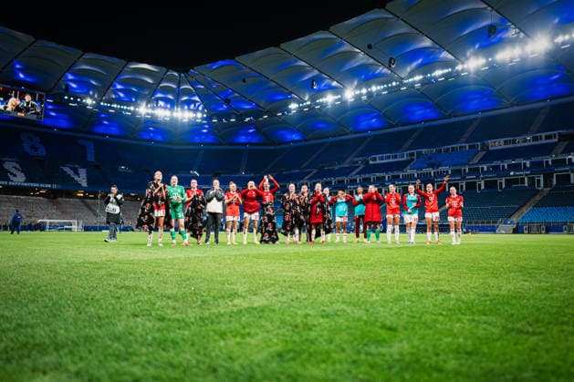 Google Pixel Frauen-Bundesliga: Hamburger SV vs. 1. FC Köln, 08.12.2025 1. FC Köln feiert mit den Fans nach dem gewonnenen Spiel gegen den HSV (1:4) ;Fußball, Google Pixel Frauen-Bundesliga, 12. Spieltag: Hamburger SV vs. 1. FC Köln am 08.12.2025 im Volksparkstadion, Hamburg DFB REGULATIONS PROHIBIT ANY USE OF PHOTOGRAPHS AS IMAGE SEQUENCES AND OR QUASI-VIDEO. Copyright: xBEAUTIFULxSPORTS Tonhäuserx