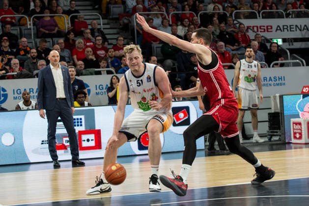 Bamberg, Deutschland 08. Dezember 2025: 1.BBL - 2025 2026 - BMA365 Bamberg Baskets vs. Rostock Seawolves Im Bild: v. li. Bent Leuchten (Rostock) und Daniel Keppeler (Bamberg) Brose Arena Bayern Copyright: xFotostandx xSchmittx