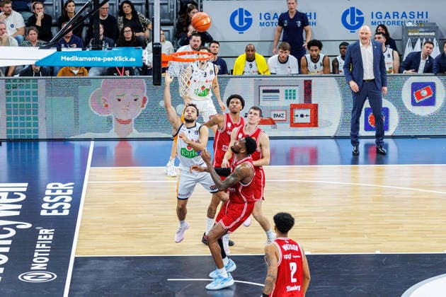 Elias Baggette (Rostock Seawolves, 04), Ejiofor Onu (BMA365 Bamberg Baskets, 35), Richard Balint (BMA365 Bamberg Baskets, 11), Demarcus Demonia (BMA365 Bamberg Baskets, 08), BMA365 Bamberg Baskets vs. Rostock Seawolves, Basketball, easyCredit BBL, 9. Spieltag, 08.12.2025 BMA365 Bamberg Baskets vs. Rostock Seawolves, Basketball, easyCredit BBL, 9. Spieltag, 08.12.2025 Bamberg Copyright: xEibner-Pressefoto G.xSantemizx EP_EER