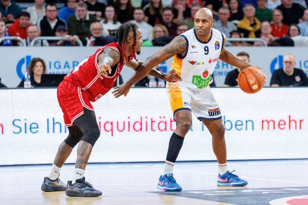 Cobe Williams (BMA365 Bamberg Baskets, 24), DeAndre Lansdowne (Rostock Seawolves, 09), BMA365 Bamberg Baskets vs. Rostock Seawolves, Basketball, easyCredit BBL, 9. Spieltag, 08.12.2025 BMA365 Bamberg Baskets vs. Rostock Seawolves, Basketball, easyCredit BBL, 9. Spieltag, 08.12.2025 Bamberg Copyright: xEibner-Pressefoto G.xSantemizx EP_EER