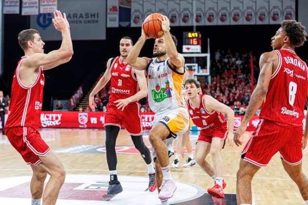 Richard Balint (BMA365 Bamberg Baskets, 11), Daniel Keppeler (BMA365 Bamberg Baskets, 31), Elias Baggette (Rostock Seawolves, 04), Demarcus Demonia (BMA365 Bamberg Baskets, 08), BMA365 Bamberg Baskets vs. Rostock Seawolves, Basketball, easyCredit BBL, 9. Spieltag, 08.12.2025 BMA365 Bamberg Baskets vs. Rostock Seawolves, Basketball, easyCredit BBL, 9. Spieltag, 08.12.2025 Bamberg Copyright: xEibner-Pressefoto G.xSantemizx EP_EER