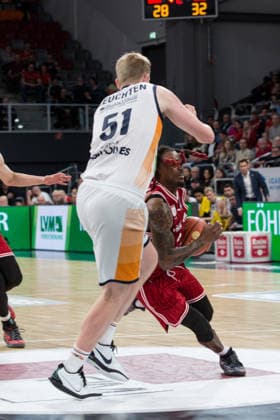 Bamberg, Deutschland 08. Dezember 2025: 1.BBL - 2025 2026 - BMA365 Bamberg Baskets vs. Rostock Seawolves Im Bild: v. li. Bent Leuchten (Rostock) und Cobe Williams (Bamberg) Brose Arena Bayern Copyright: xFotostandx xSchmittx