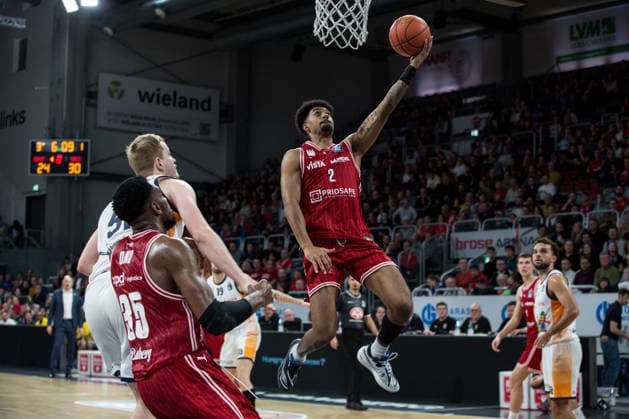 Bamberg, Deutschland 08. Dezember 2025: 1.BBL - 2025 2026 - BMA365 Bamberg Baskets vs. Rostock Seawolves Im Bild: v. li. Ejiofor Onu (Bamberg), Bent Leuchten (Rostock) und Ibi Watson (Bamberg) der zum Korb zieht Brose Arena Bayern Copyright: xFotostandx xSchmittx