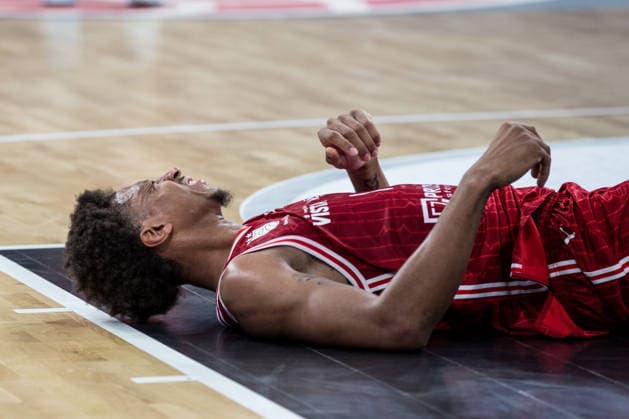 Bamberg, Deutschland 08. Dezember 2025: 1.BBL - 2025 2026 - BMA365 Bamberg Baskets vs. Rostock Seawolves Im Bild: Demarcus Demonia (Bamberg) liegt auf dem Boden Brose Arena Bayern Copyright: xFotostandx xSchmittx