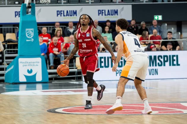 Bamberg, Deutschland 08. Dezember 2025: 1.BBL - 2025 2026 - BMA365 Bamberg Baskets vs. Rostock Seawolves Im Bild: v. li Cobe Williams (Bamberg) und Elias Baggette (Rostock) Brose Arena Bayern Copyright: xFotostandx xSchmittx