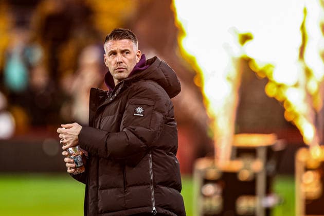 Premier League Wolverhampton Wanderers v Manchester United, ManU Rob Edwards manager of Wolverhampton Wanderers comes out for the game during the Premier League match Wolverhampton Wanderers vs Manchester United at Molineux, Wolverhampton, United Kingdom, 8th December 2025 (Photo by Alfie Cosgrove News Images) Wolverhampton Molineux West Midlands United Kingdom Copyright: xAlfiexCosgrove NewsxImagesx