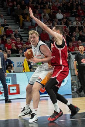 Bamberg, Deutschland 08. Dezember 2025: 1.BBL - 2025 2026 - BMA365 Bamberg Baskets vs. Rostock Seawolves Im Bild: v. li. Bent Leuchten (Rostock) und Daniel Keppeler (Bamberg) Brose Arena Bayern Copyright: xFotostandx xSchmittx