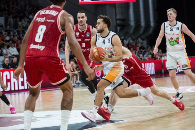 Bamberg, Deutschland 08. Dezember 2025: 1.BBL - 2025 2026 - BMA365 Bamberg Baskets vs. Rostock Seawolves Im Bild: Elias Baggette (Rostock) zieht durch die Bamberger Zone Brose Arena Bayern Copyright: xFotostandx xSchmittx