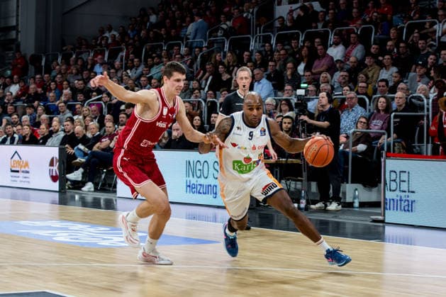 Bamberg, Deutschland 08. Dezember 2025: 1.BBL - 2025 2026 - BMA365 Bamberg Baskets vs. Rostock Seawolves Im Bild: v li. Richard Balint (Bamberg) und DeAndre Lansdowne (Rostock) Brose Arena Bayern Copyright: xFotostandx xSchmittx