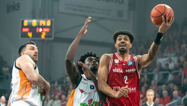 8.12.2025, Basketball, Herren, easy credit BBL, easy credit Bundesliga, BBL, Bundesliga, 9. Spieltag, Bamberg Baskets - Rostock Seawolves Ibrahim Watson (Bamberg Baskets, re.) gegen Kassim Nicholson (Rostock Seawolves, Mitte) Bamberg Brose Arena Bayern Deutschland