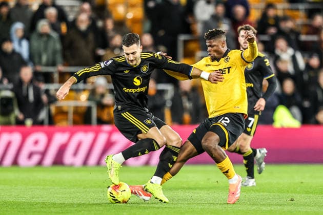 Premier League Wolverhampton Wanderers v Manchester United, ManU Diogo Dalot of Manchester Untied is tackled by Emmanuel Agbadou of Wolverhampton Wanderers during the Premier League match Wolverhampton Wanderers vs Manchester United at Molineux, Wolverhampton, United Kingdom, 8th December 2025 (Photo by Alfie Cosgrove News Images) Wolverhampton Molineux West Midlands United Kingdom Copyright: xAlfiexCosgrove NewsxImagesx