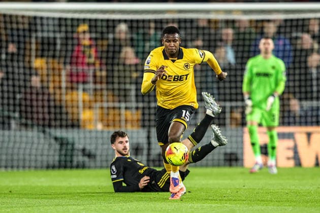 Premier League Wolverhampton Wanderers v Manchester United, ManU Yerson Mosquera of Wolverhampton Wanderers breaks with the ball during the Premier League match Wolverhampton Wanderers vs Manchester United at Molineux, Wolverhampton, United Kingdom, 8th December 2025 (Photo by Alfie Cosgrove News Images) Wolverhampton Molineux West Midlands United Kingdom Copyright: xAlfiexCosgrove NewsxImagesx