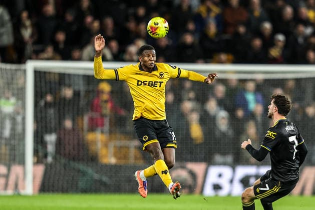 Premier League Wolverhampton Wanderers v Manchester United, ManU Yerson Mosquera of Wolverhampton Wanderers jumps up to win the high ball Mason Mount of Manchester Untied during the Premier League match Wolverhampton Wanderers vs Manchester United at Molineux, Wolverhampton, United Kingdom, 8th December 2025 (Photo by Alfie Cosgrove News Images) Wolverhampton Molineux West Midlands United Kingdom Copyright: xAlfiexCosgrove NewsxImagesx
