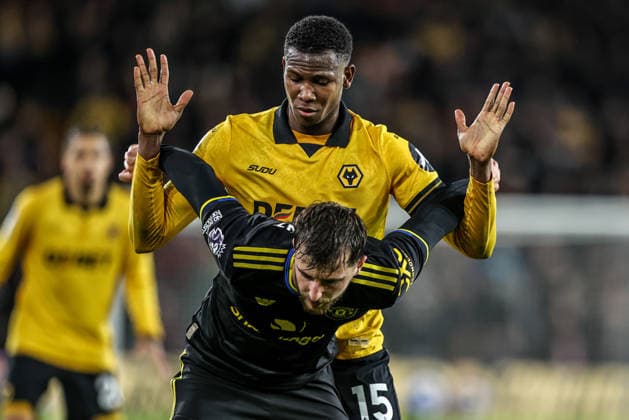 Premier League Wolverhampton Wanderers v Manchester United, ManU Yerson Mosquera of Wolverhampton Wanderers and Mason Mount of Manchester Untied battle for the ball during the Premier League match Wolverhampton Wanderers vs Manchester United at Molineux, Wolverhampton, United Kingdom, 8th December 2025 (Photo by Alfie Cosgrove News Images) Wolverhampton Molineux West Midlands United Kingdom Copyright: xAlfiexCosgrove NewsxImagesx