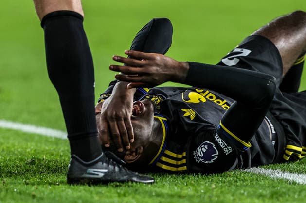 Premier League Wolverhampton Wanderers v Manchester United, ManU Ayden Heaven of Manchester Untied goes down injured during the Premier League match Wolverhampton Wanderers vs Manchester United at Molineux, Wolverhampton, United Kingdom, 8th December 2025 (Photo by Alfie Cosgrove News Images) Wolverhampton Molineux West Midlands United Kingdom Copyright: xAlfiexCosgrove NewsxImagesx