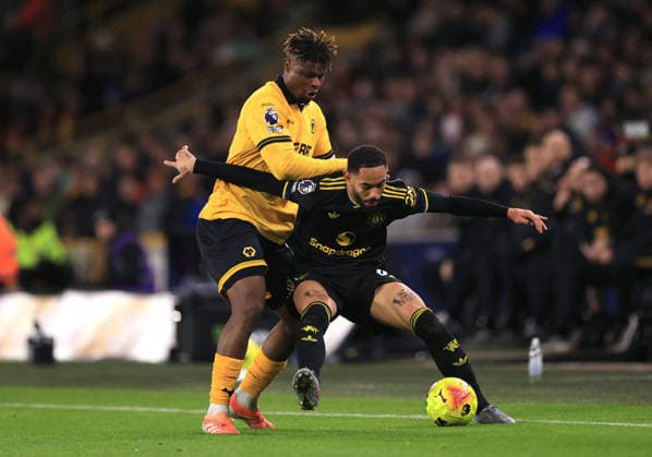 Football - Premier League - Wolverhampton Wanderers v Manchester United, ManU 8th December 2025 - Premier League - Wolverhampton Wanderers v Manchester United - Emmanuel Agbadou of Wolverhampton Wanderers and Matheus Cunha of Manchester United - Photo: Simon Stacpoole Offside. Wolverhampton UK Copyright: xSimonxStacpoolexOffside
