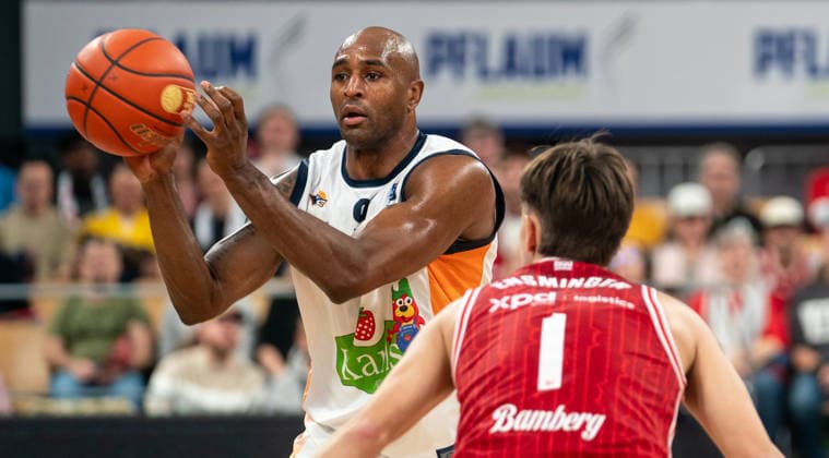 8.12.2025, Basketball, Herren, easy credit BBL, easy credit Bundesliga, BBL, Bundesliga, 9. Spieltag, Bamberg Baskets - Rostock Seawolves DeAndre Lansdowne (Rostock Seawolves, li.) gegen Zachary Ensminhger (Bamberg Baskets, re.) Bamberg Brose Arena Bayern Deutschland
