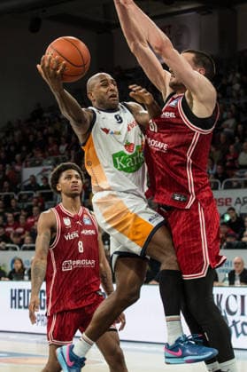 Bamberg, Deutschland 08. Dezember 2025: 1.BBL - 2025 2026 - BMA365 Bamberg Baskets vs. Rostock Seawolves Im Bild: v. li.Topscorer der Rostocker DeAndre Lansdowne (Rostock) gegen Daniel Keppeler (Bamberg) Brose Arena Bayern Copyright: xFotostandx xSchmittx
