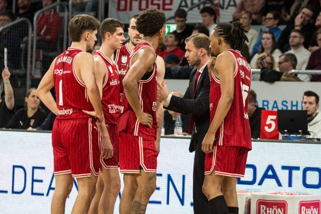 Bamberg, Deutschland 08. Dezember 2025: 1.BBL - 2025 2026 - BMA365 Bamberg Baskets vs. Rostock Seawolves Im Bild: Trainer Anton Gavel (Bamberg) nimmt seinen Mannschaft zusammen mit erstem Blick Brose Arena Bayern Copyright: xFotostandx xSchmittx