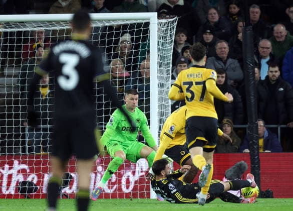 Wolverhampton Wanderers v Manchester United, ManU - Premier League Bruno Fernandes of Manchester United scores their side s first goal of the game during the Premier League match between Wolverhampton Wanderers and Manchester United at Molineux on December 8, 2025 in Wolverhampton, England. Wolverhampton Molineux England United Kingdom Copyright: xNigelxFrench Sportsphoto APLx 14144276