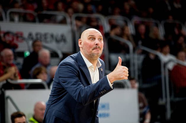 Bamberg, Deutschland 08. Dezember 2025: 1.BBL - 2025 2026 - BMA365 Bamberg Baskets vs. Rostock Seawolves Im Bild: Trainer Przemyslaw Frasunkiewicz (Rostock) gestikuliert zu seiner Mannschaft mit dem Daumen nach oben bei einen 20 Punkte Vorsprung Brose Arena Bayern Copyright: xFotostandx xSchmittx