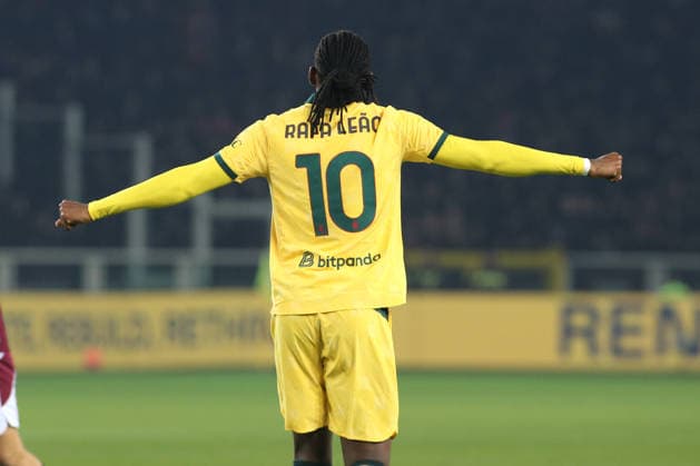 Rafael Leao (AC Milan) celebrates during Torino FC vs AC Milan, Italian soccer Serie A match in Turin, Italy, December 08 2025  Copyright: xClaudioxBenedetto IPAxSportx xipa-agency.netx xx IPA_68927059 IPA_Agency_IPA68927059
