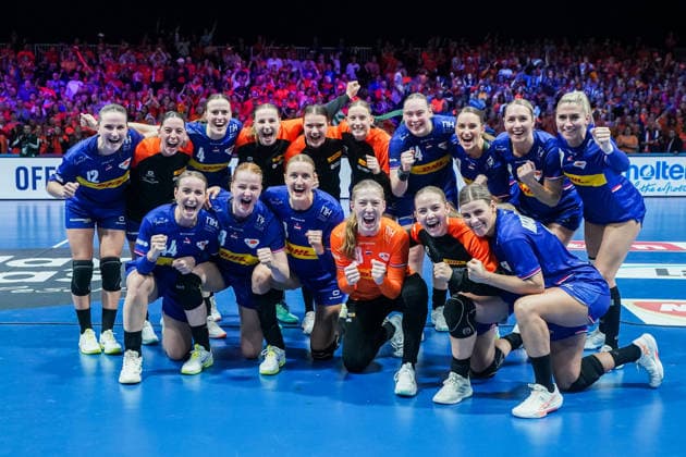 2025-12-08 Netherlands v France - IHF World Women s Handball Championship ROTTERDAM, NETHERLANDS - DECEMBER 8: Players of Netherlands Alieke van Maurik, Lois Abbingh, Larissa Nusser, Bo van Wetering, Kelly Dulfer, Judith van der Helm, Zoe Sprengers, Angela Malestein, Nikita van der Vliet, Rinka Duijndam, Bianca Schanssema, Yara ten Holte, Dione Housheer, Estavana Polman, Sarah Dekker, Merel Freriks, Romee Maarschalkerweerd, Kelly Vollebregt during the IHF World Women s Handball Championship match between Netherlands and France at Ahoy on December 8, 2025 in Rotterdam, Netherlands. Rotterdam Ahoy Netherlands Content not available for redistribution in The Netherlands directly or indirectly through any third parties. Copyright: xHenkxSeppenx