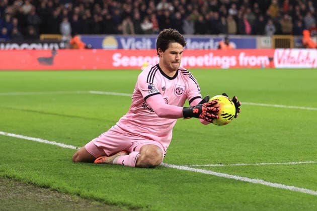 Football - Premier League - Wolverhampton Wanderers v Manchester United, ManU 8th December 2025 - Premier League - Wolverhampton Wanderers v Manchester United - Manchester United goalkeeper Senne Lammens makes a save - Photo: Simon Stacpoole Offside. Wolverhampton UK Copyright: xSimonxStacpoolexOffside
