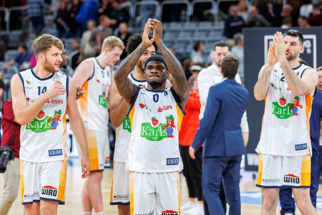 Jonas Zilinskas (Rostock Seawolves, 14), TJ Crockett Jr. (Rostock Seawolves, 00), jubelt, Jubel, positive Emotionen, positive Emotion, Spielende, Team, Mannschaft, BMA365 Bamberg Baskets vs. Rostock Seawolves, Basketball, easyCredit BBL, 9. Spieltag, 08.12.2025 BMA365 Bamberg Baskets vs. Rostock Seawolves, Basketball, easyCredit BBL, 9. Spieltag, 08.12.2025 Bamberg Copyright: xEibner-Pressefoto G.xSantemizx EP_EER
