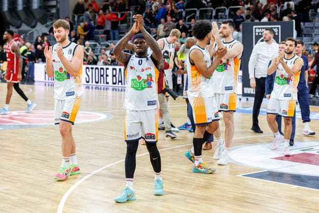 Jonas Zilinskas (Rostock Seawolves, 14), TJ Crockett Jr. (Rostock Seawolves, 00), jubelt, Jubel, positive Emotionen, positive Emotion, Spielende, Team, Mannschaft, BMA365 Bamberg Baskets vs. Rostock Seawolves, Basketball, easyCredit BBL, 9. Spieltag, 08.12.2025 BMA365 Bamberg Baskets vs. Rostock Seawolves, Basketball, easyCredit BBL, 9. Spieltag, 08.12.2025 Bamberg Copyright: xEibner-Pressefoto G.xSantemizx EP_EER