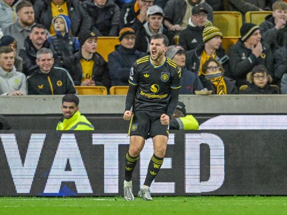 Wolverhampton Wanderers v Manchester United, ManU Premier League Mason Mount of Manchester United celebrates his teams third goal during the Premier League match at Molineux, Wolverhampton 08 12 2025 UK Newspapers OUT Copyright: xKarlxVallantinex FIL-22611-0060