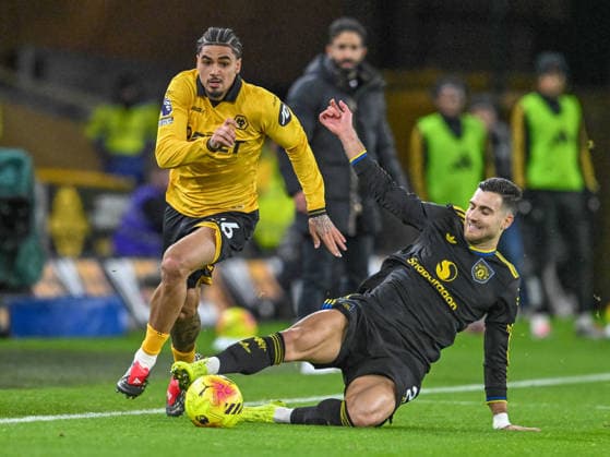 Wolverhampton Wanderers v Manchester United, ManU Premier League Ki-Jana Hoever of Wolverhampton Wanderers and Noussair Mazraoui of Manchester United during the Premier League match at Molineux, Wolverhampton 08 12 2025 UK Newspapers OUT Copyright: xKarlxVallantinex FIL-22611-0071