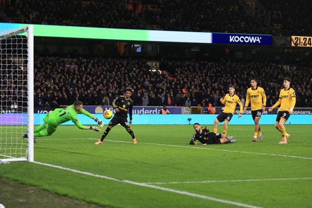 Football - Premier League - Wolverhampton Wanderers v Manchester United, ManU 8th December 2025 - Premier League - Wolverhampton Wanderers v Manchester United - Wolverhampton Wanderers goalkeeper Sam Johnstone saves a shot from Matheus Cunha of Manchester United - Photo: Simon Stacpoole Offside. Wolverhampton UK Copyright: xSimonxStacpoolexOffside