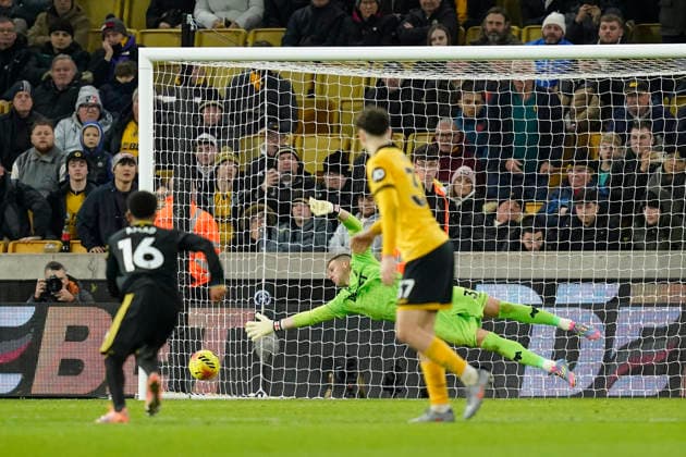 Wolverhampton, England, 8th December 2025. Sam Johnstone of Wolverhampton Wanderers dives the correct way but fails to stop the penalty kick by Bruno Fernandes of Manchester United, ManU who scores the fourth goal during the Wolverhampton Wanderers vs Manchester United Premier League match at Molineux, Wolverhampton. Picture credit should read: Andrew Yates Sportimage EDITORIAL USE ONLY. No use with unauthorised audio, video, data, fixture lists, club league logos or live services. Online in-match use limited to 120 images, no video emulation. No use in betting, games or single club league player publications. SPI_084_AY_Wolves_Man_Utd SPI-4356-0086