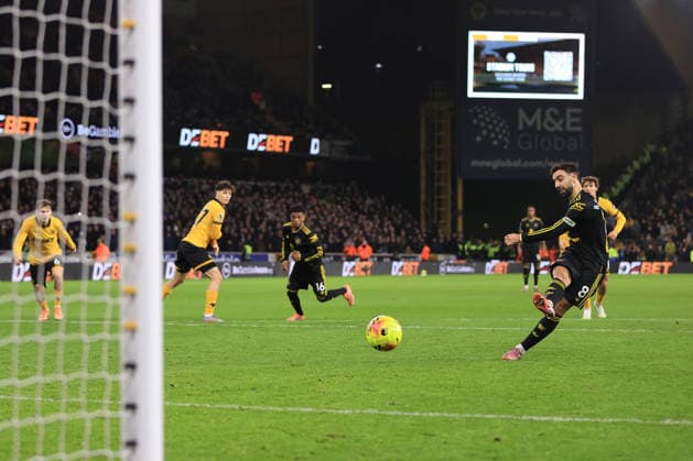 Football - Premier League - Wolverhampton Wanderers v Manchester United, ManU 8th December 2025 - Premier League - Wolverhampton Wanderers v Manchester United - Bruno Fernandes of Manchester United scores their 4th goal from the penalty spot - Photo: Simon Stacpoole Offside. Wolverhampton UK Copyright: xSimonxStacpoolexOffside