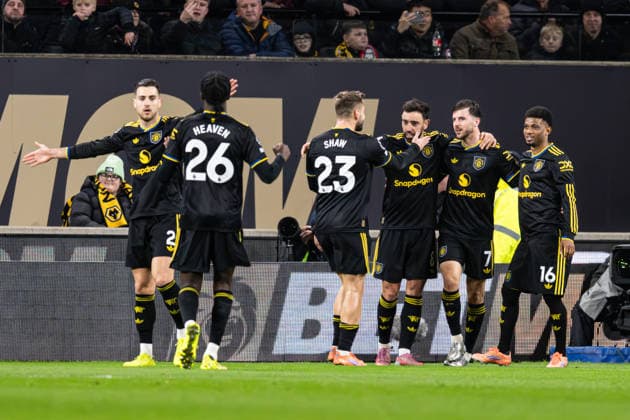 8th December 2025; Molineux Stadium, Wolverhampton, West Midlands, England; Premier League Football, Wolverhampton Wanderers versus Manchester United, ManU Mason Mount of Manchester United celebrates with his team after scoring in the 62nd minute to make the score 1-3  GodfreyxPitt