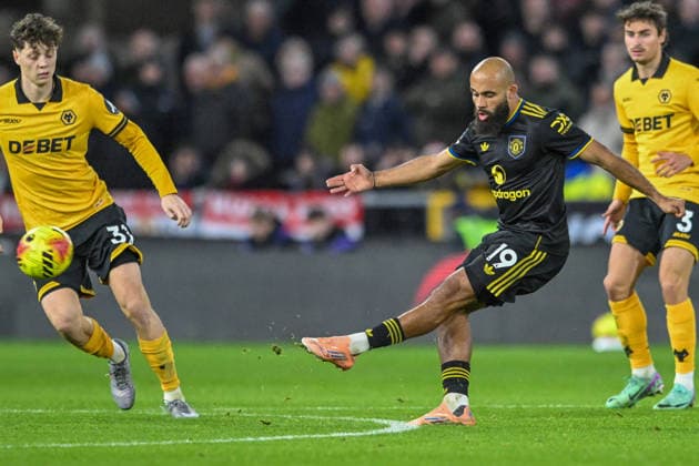 Wolverhampton Wanderers v Manchester United, ManU Premier League Bryan Mbeumo of Manchester United shoots during the Premier League match at Molineux, Wolverhampton 08 12 2025 UK Newspapers OUT Copyright: xKarlxVallantinex FIL-22611-0081