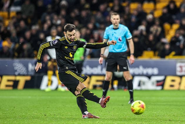 Premier League Wolverhampton Wanderers v Manchester United, ManU Bruno Fernandes of Manchester Untied scores a penalty to make it 1-4 during the Premier League match Wolverhampton Wanderers vs Manchester United at Molineux, Wolverhampton, United Kingdom, 8th December 2025 (Photo by Alfie Cosgrove News Images) Wolverhampton Molineux West Midlands United Kingdom Copyright: xAlfiexCosgrove NewsxImagesx